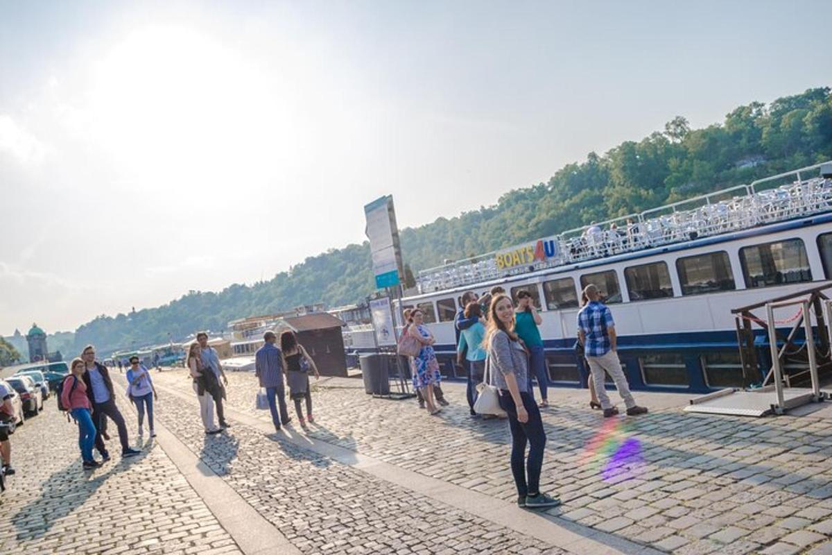 skupina lidí stojících před vlakem