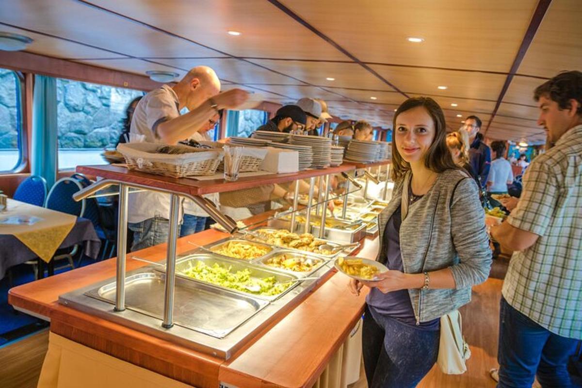 žena stojící před bufetem na lodi