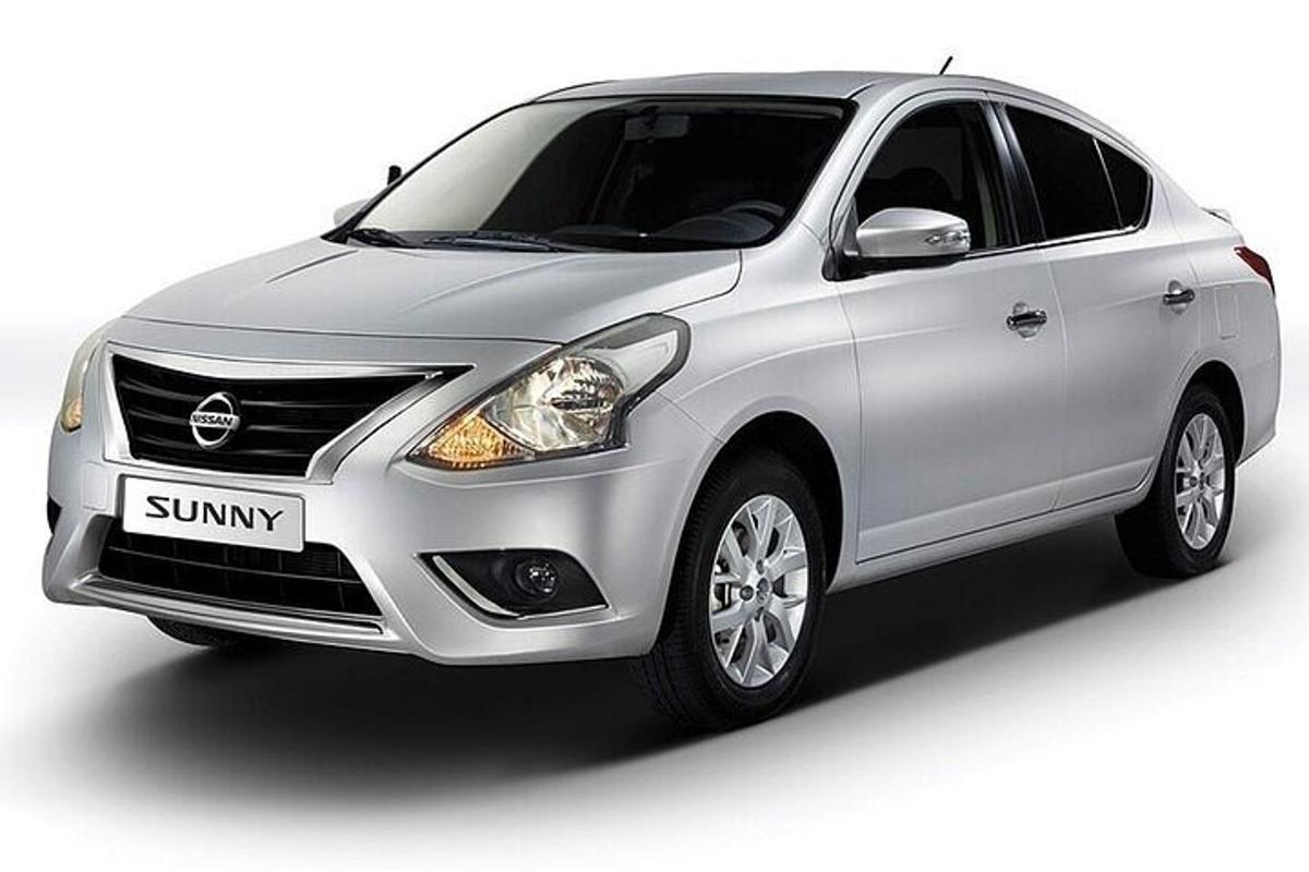 isang silver suzuki swift na kotse sa puting background