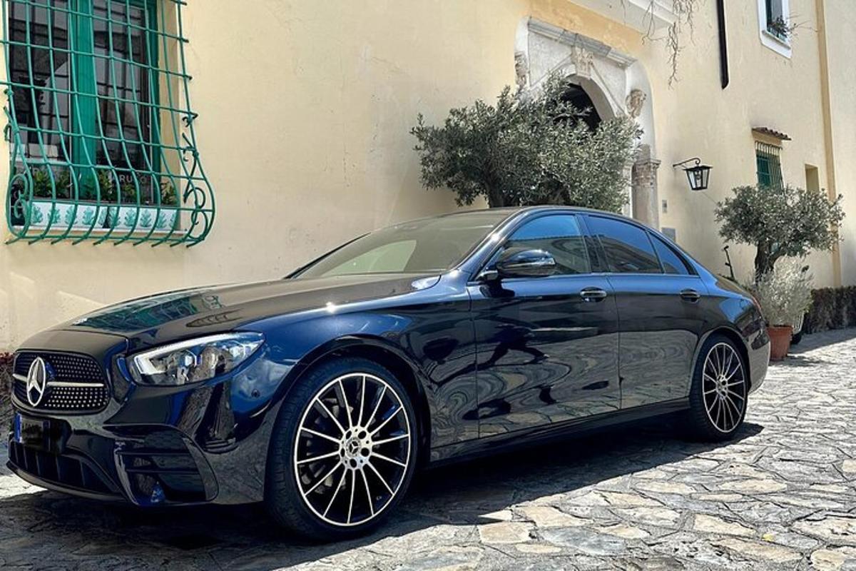 modré auto zaparkované před budovou