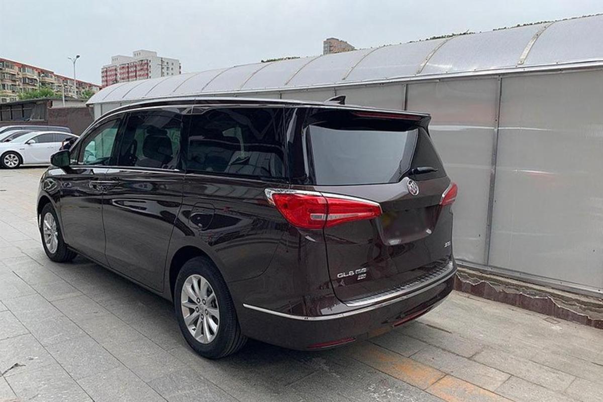 must auto pargitud parklas avatud uksega