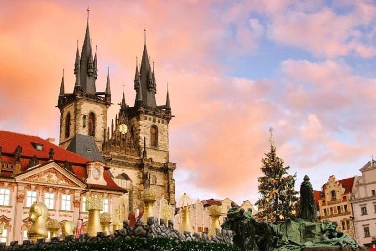 un brad de Crăciun în fața unei clădiri cu o biserică
