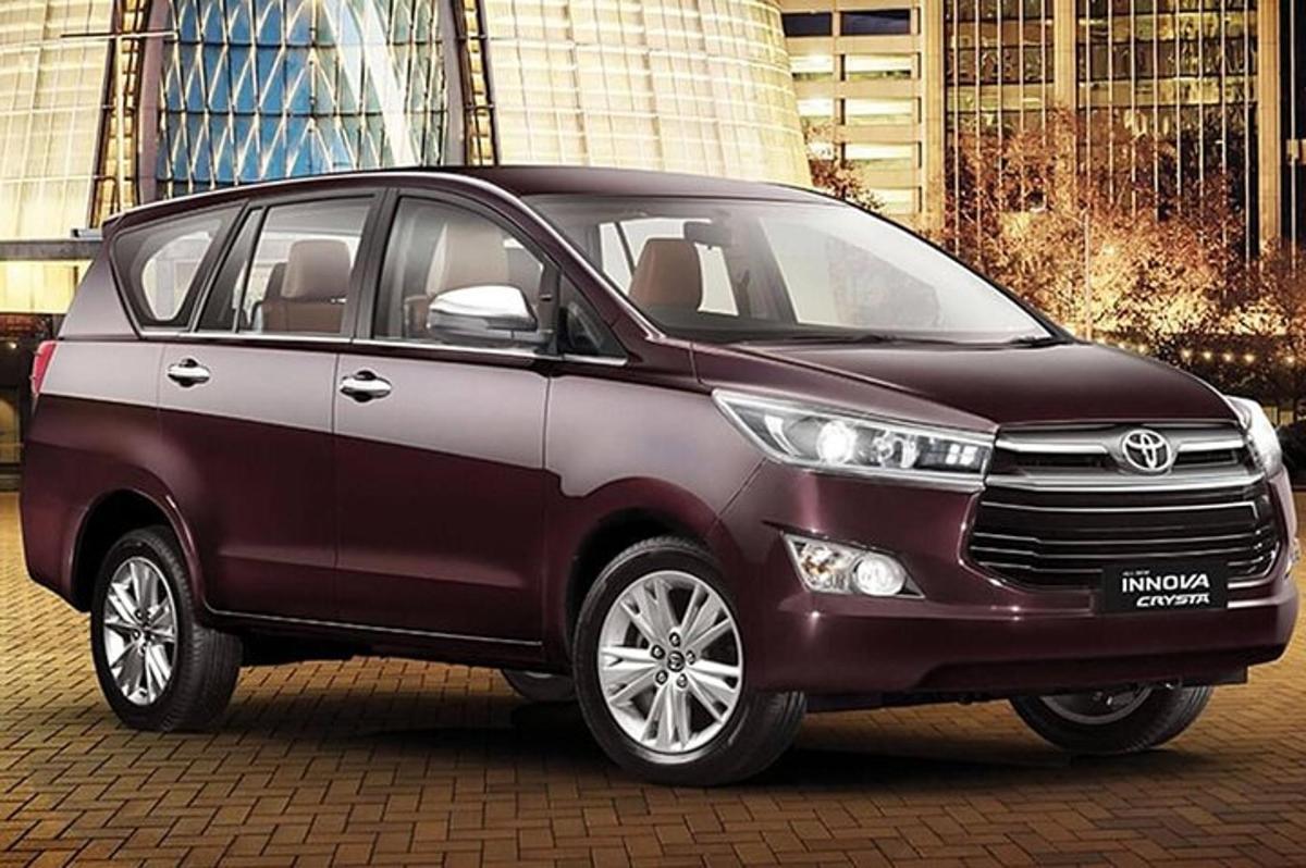 una minivan Purplerolet aparcada en un carrer de la ciutat