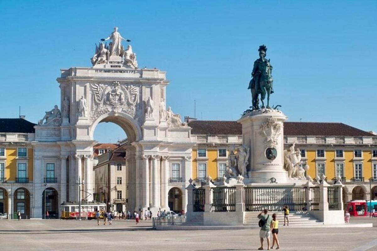un gran edifici amb una estàtua al davant