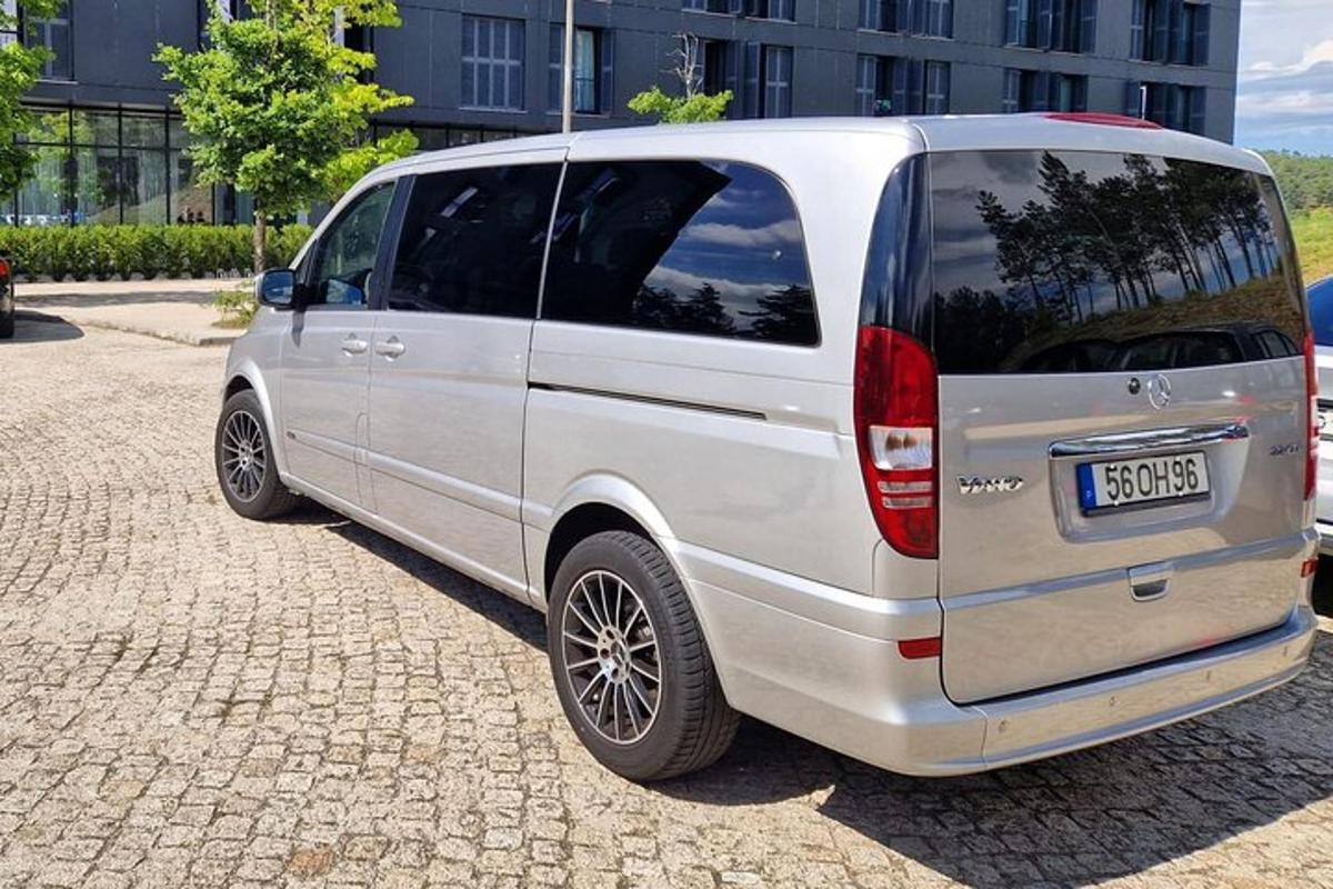 una camioneta blanca estacionada en un camino de ladrillos