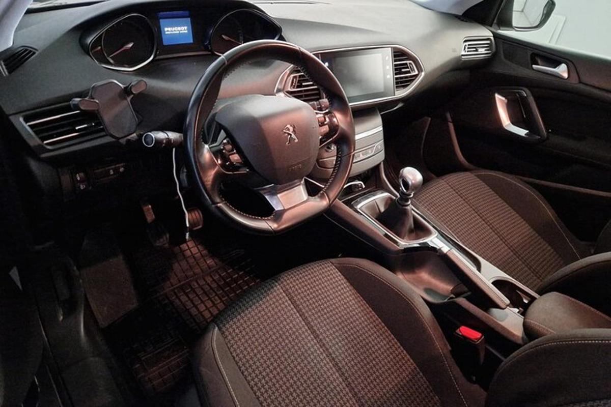 pohled na kokpit automobilu