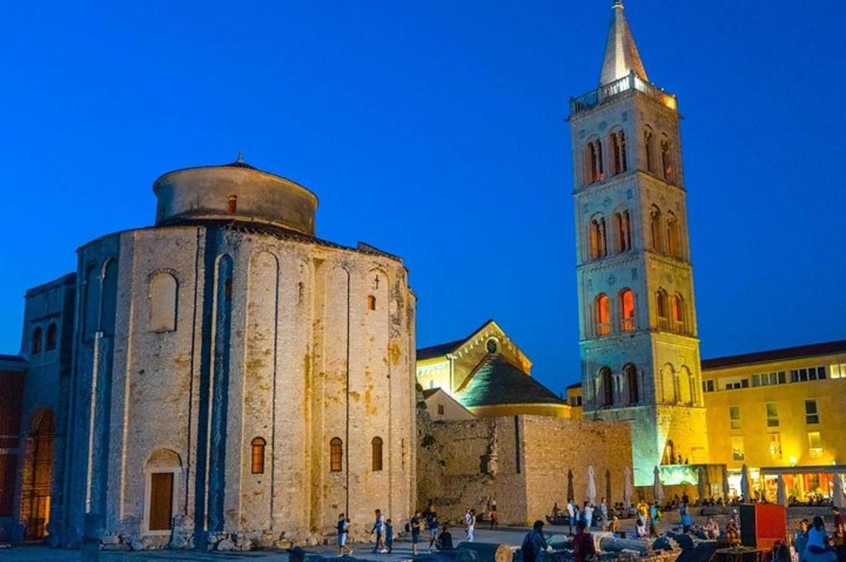 un vecchio edificio con due torri in una città