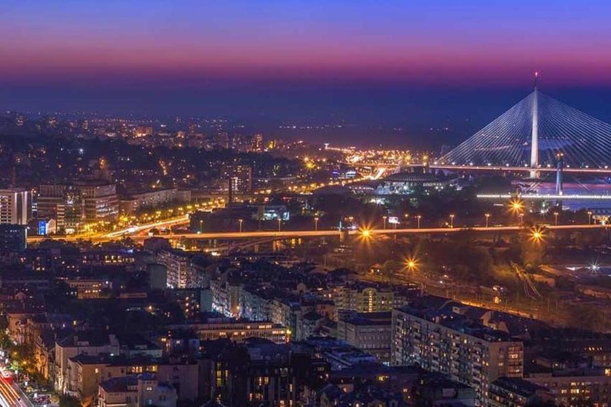 una città di notte con un ponte e degli edifici