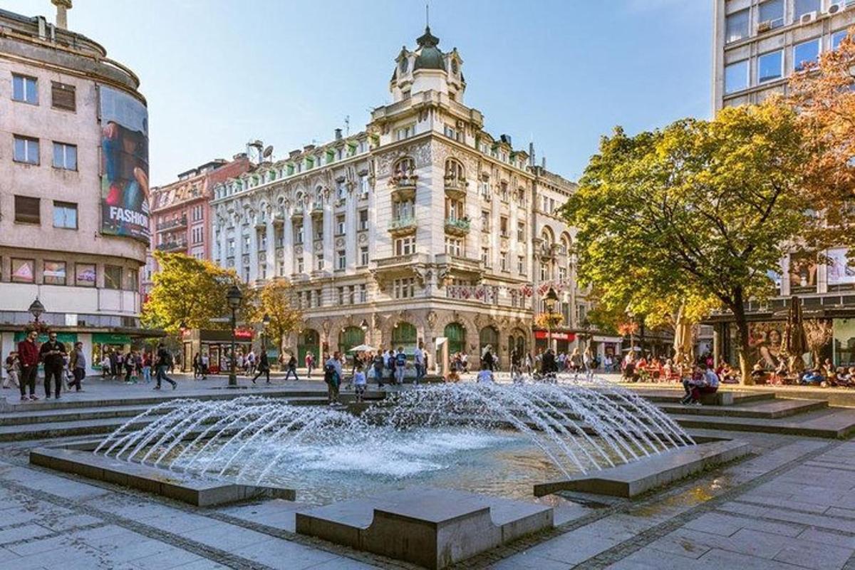 una fontana nel mezzo di una città con edifici