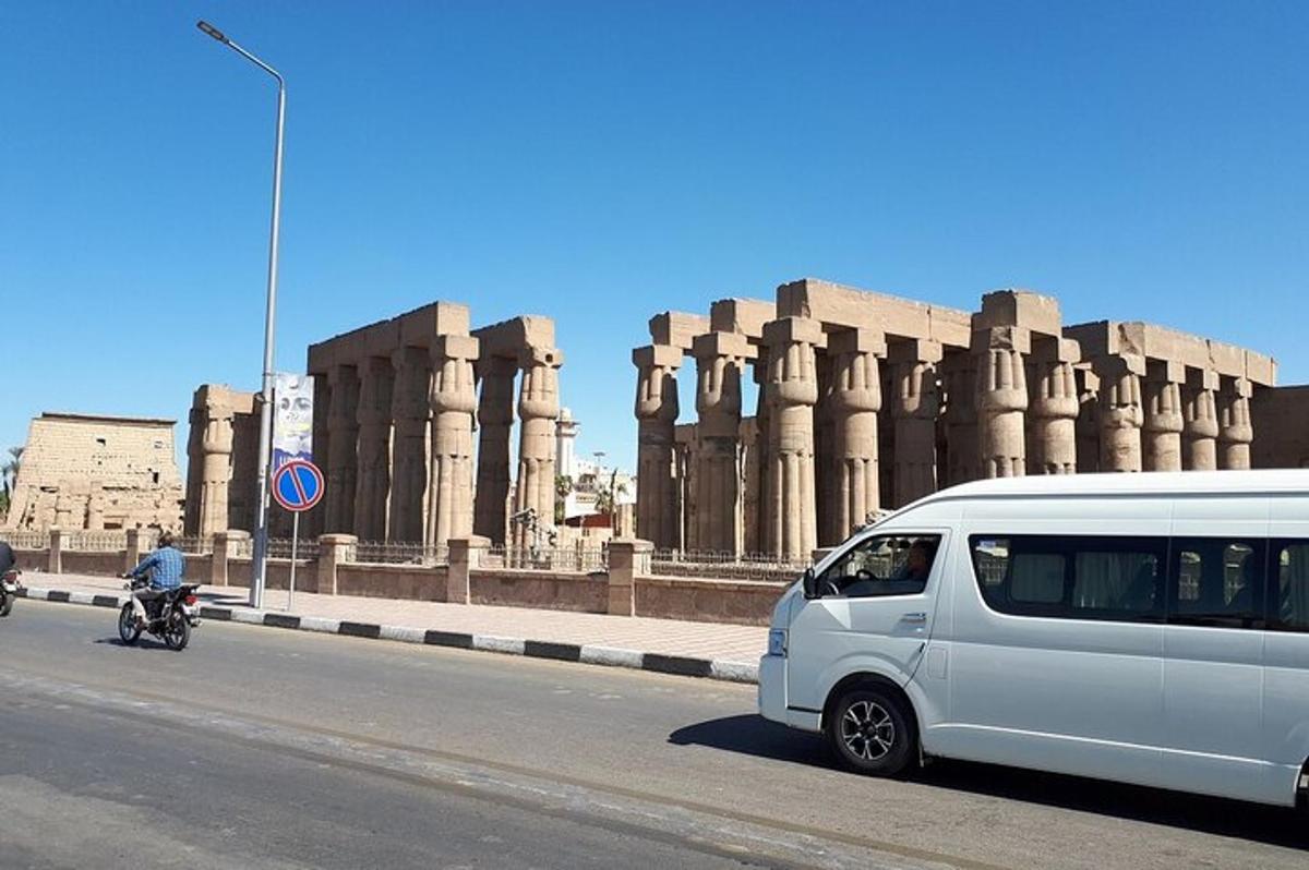 شاحنة بيضاء متوقفة في الشارع أمام مبنى