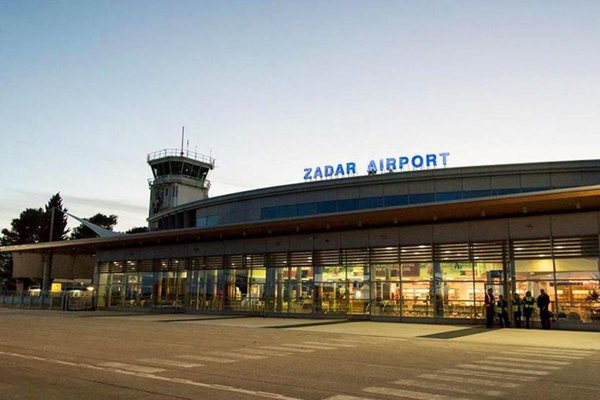 velké letiště s řídící věží v pozadí