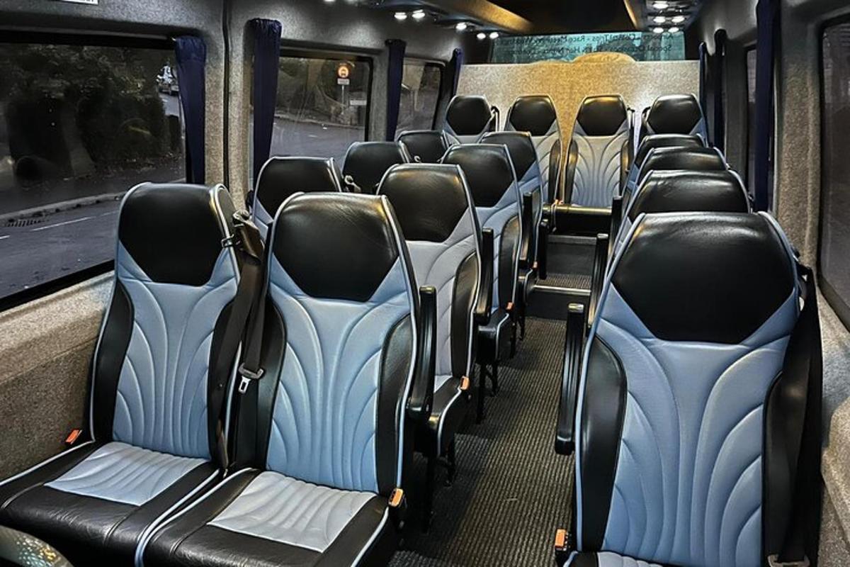 en rad tomma säten på en buss