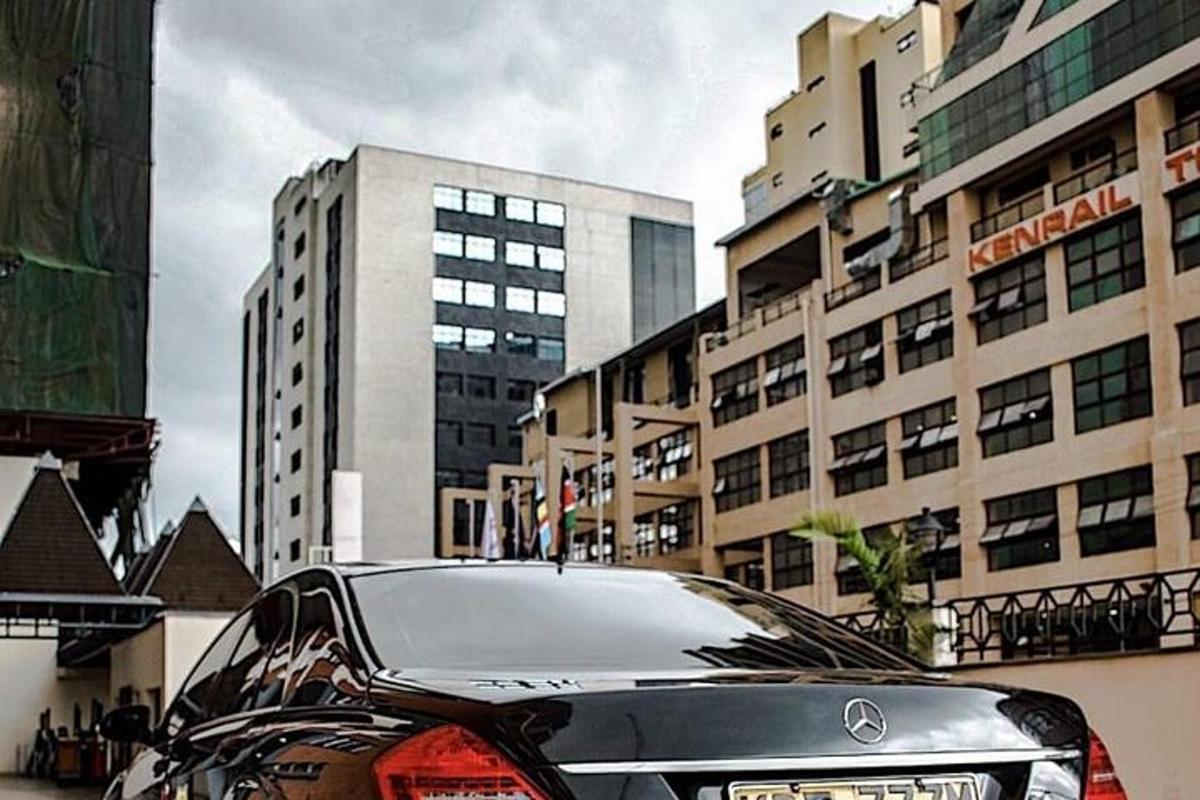 auto zaparkované před několika vysokými budovami