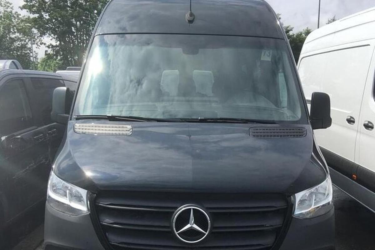 una furgoneta Mercedes aparcada en un aparcament