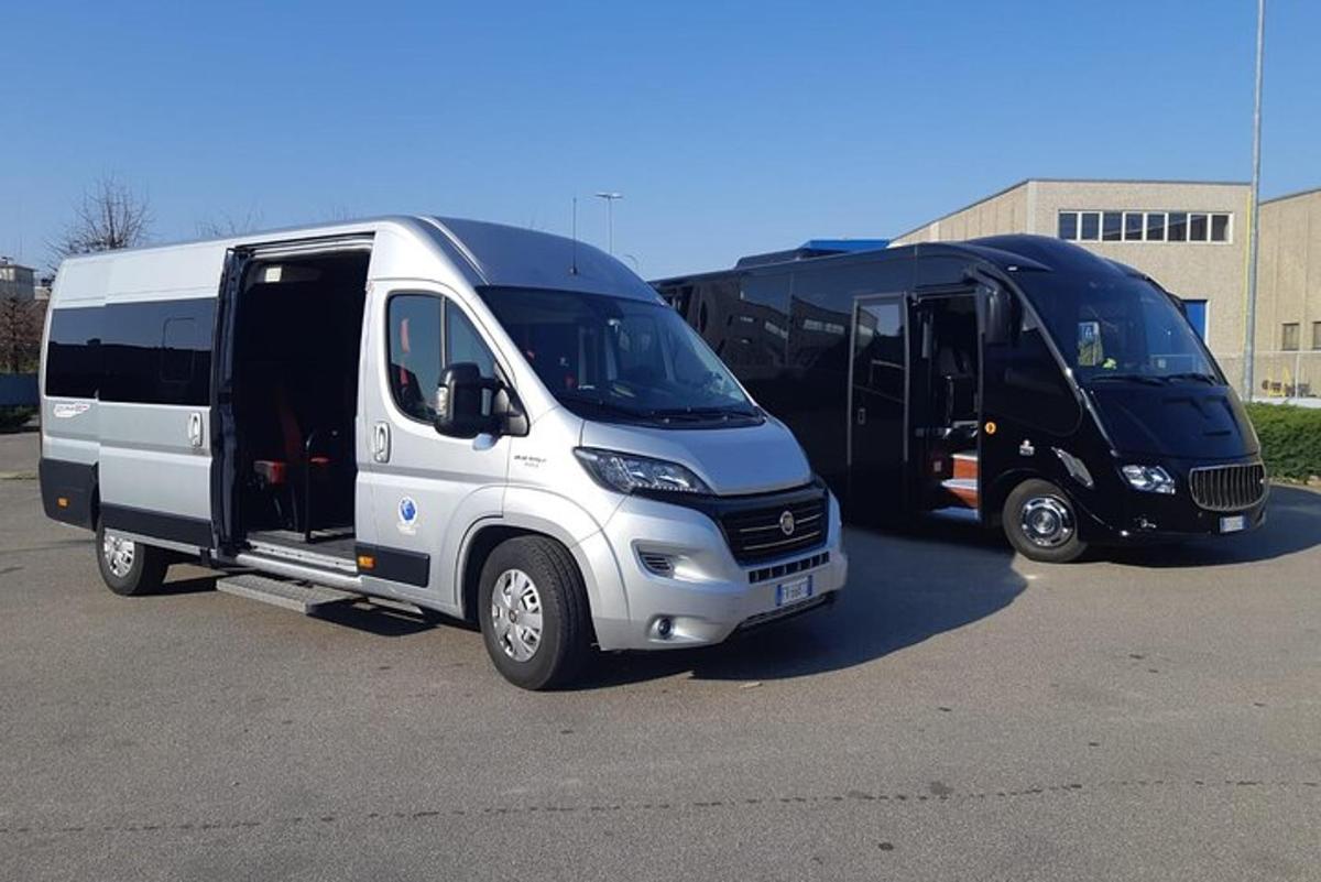 bir otoparkta yan yana park edilmiş iki kamyon