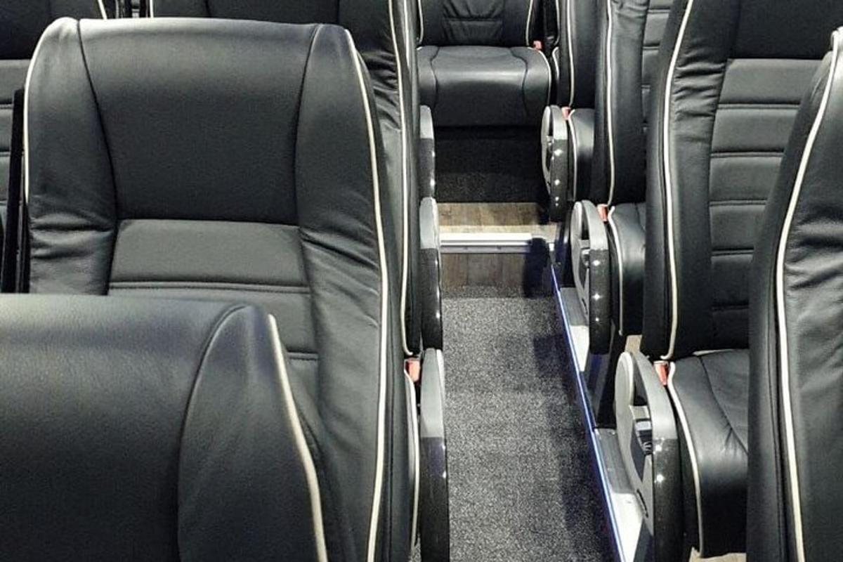 una fila di sedili su un autobus