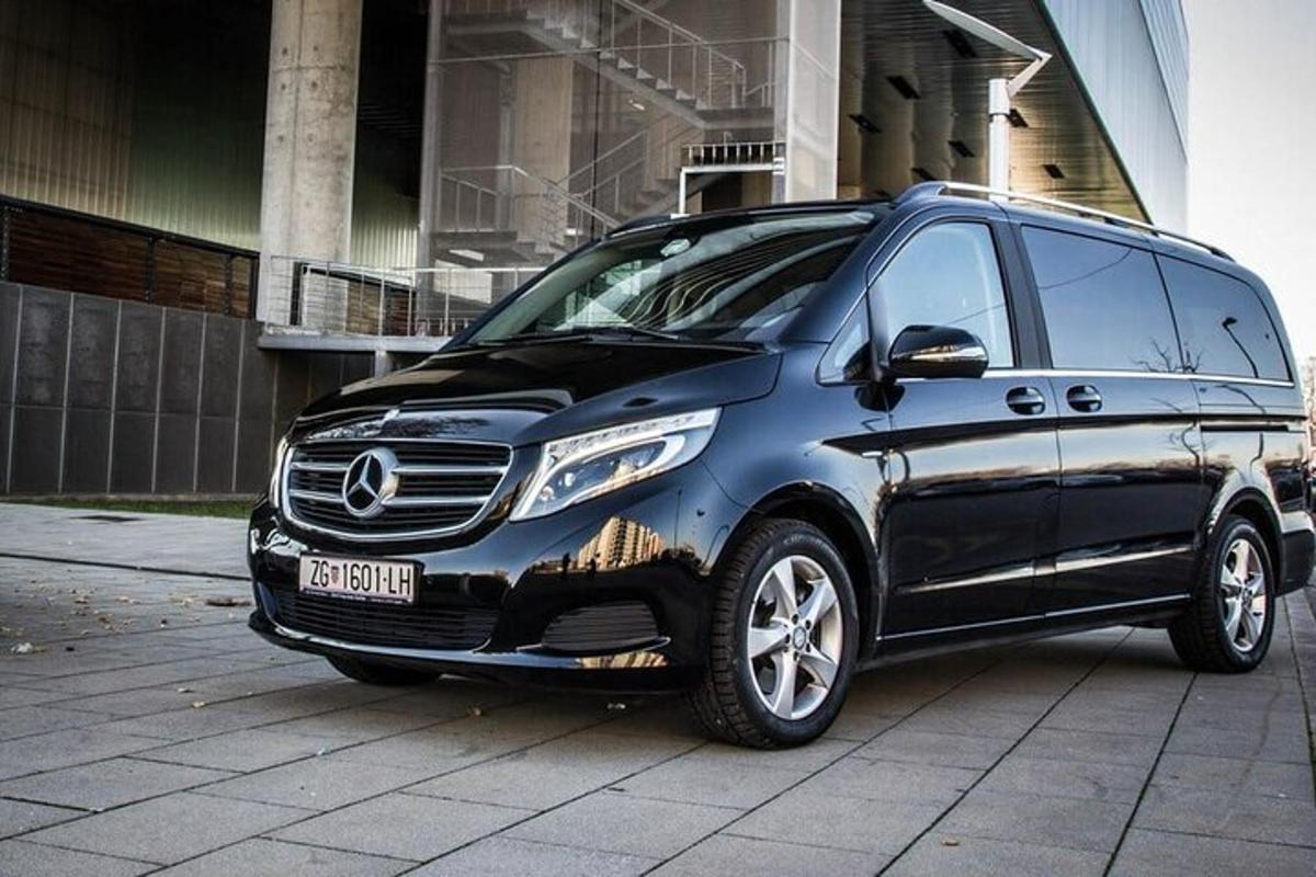 un furgone Mercedes Benz nero parcheggiato su una strada