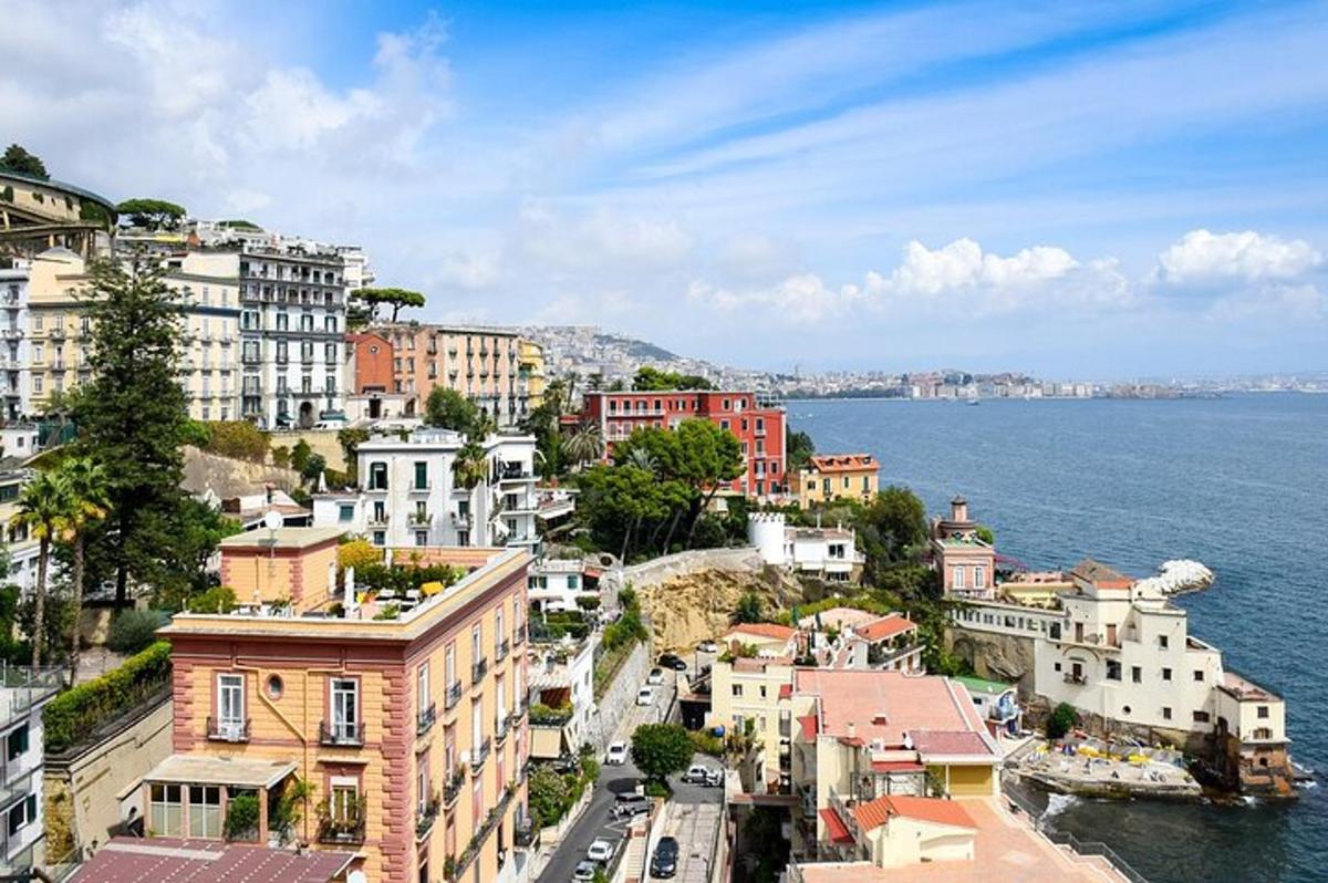 une vue aérienne d'une ville au bord de l'eau