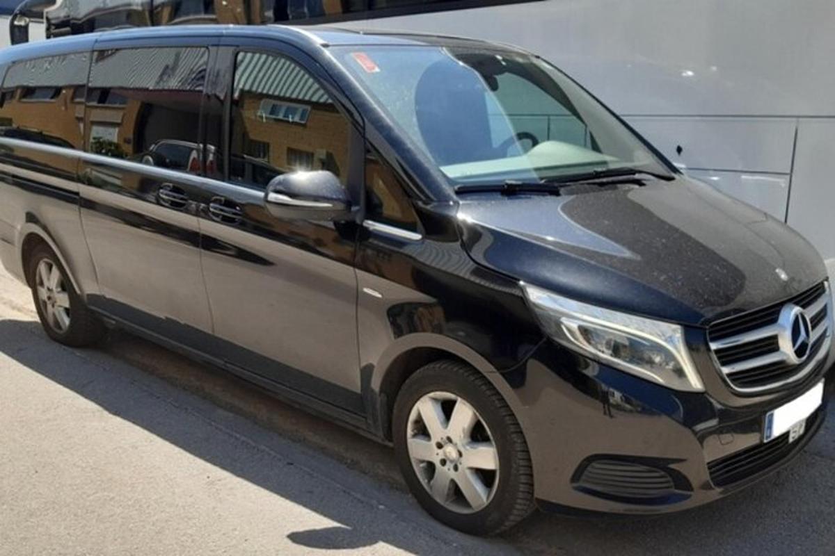 un furgone nero parcheggiato in un parcheggio