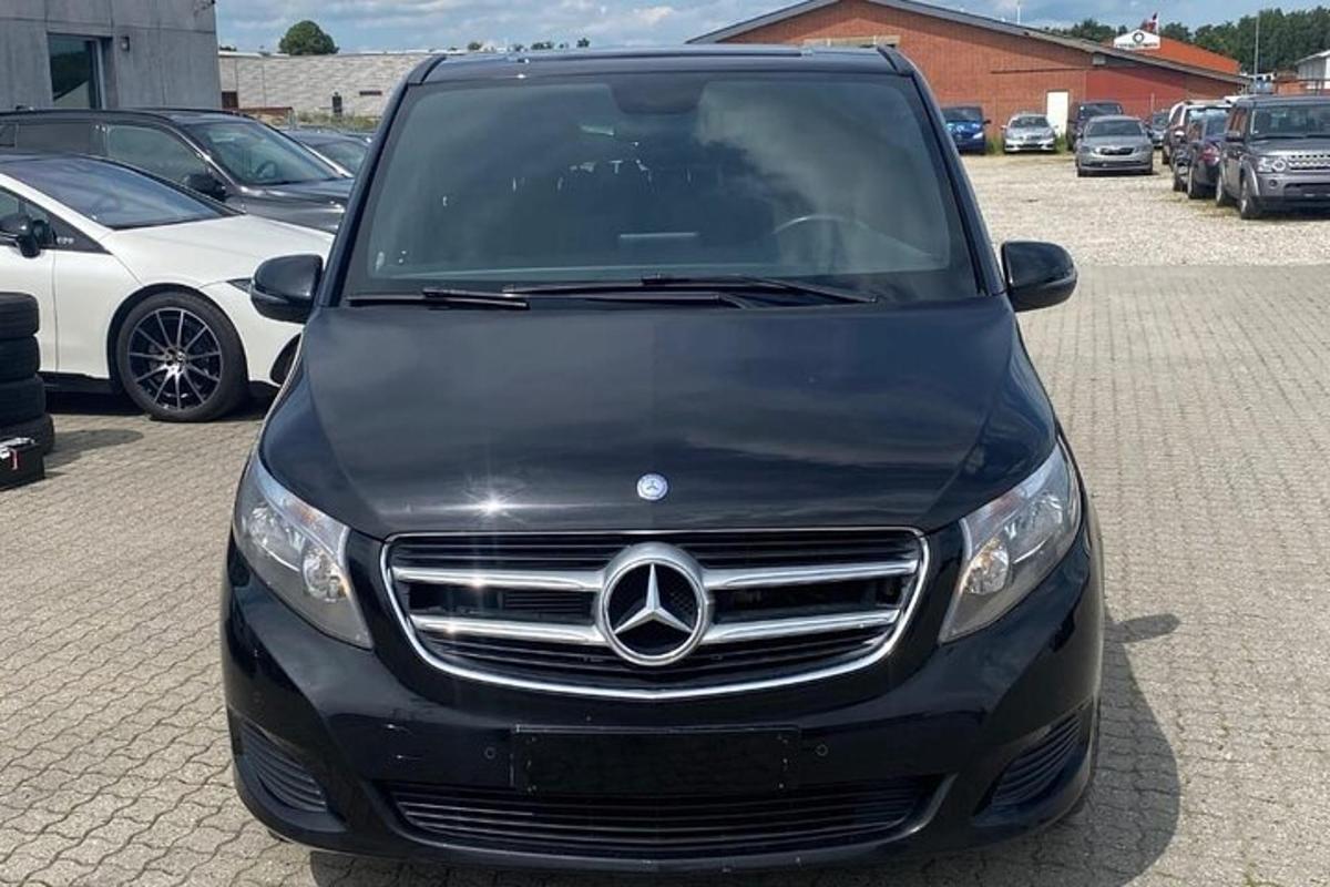 un'auto Mercedes Benz nera parcheggiata in un parcheggio