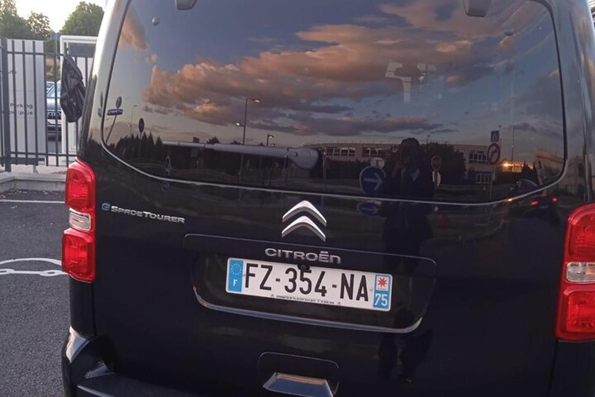 ένα μαύρο βαν με πινακίδα κυκλοφορίας στο πίσω μέρος