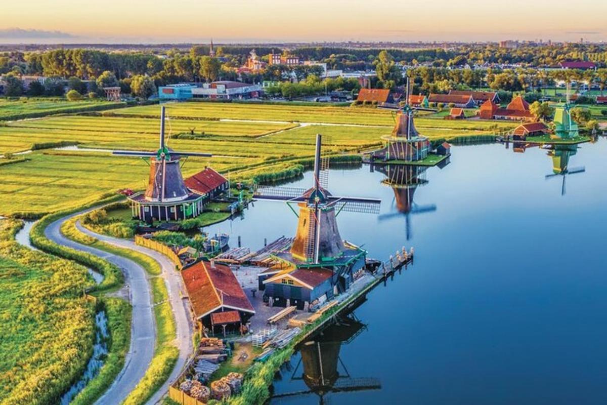 Letecký pohled na holandské větrné mlýny na vodě