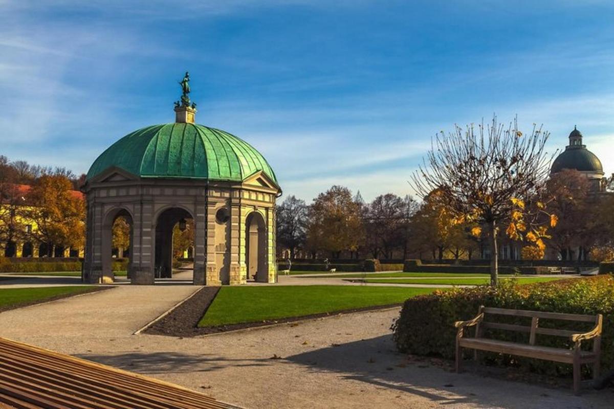 gazebo dengan kubah hijau di taman