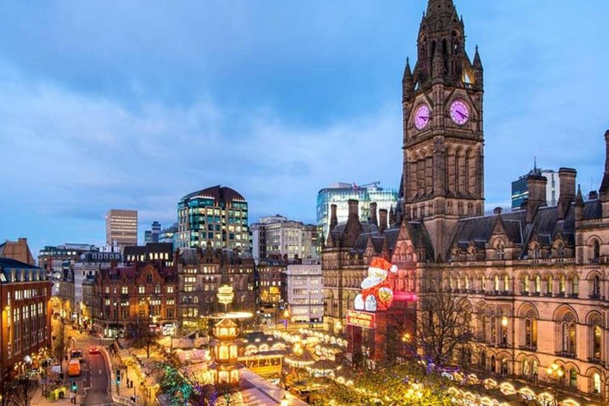 una città con una torre dell'orologio e un edificio con un orologio