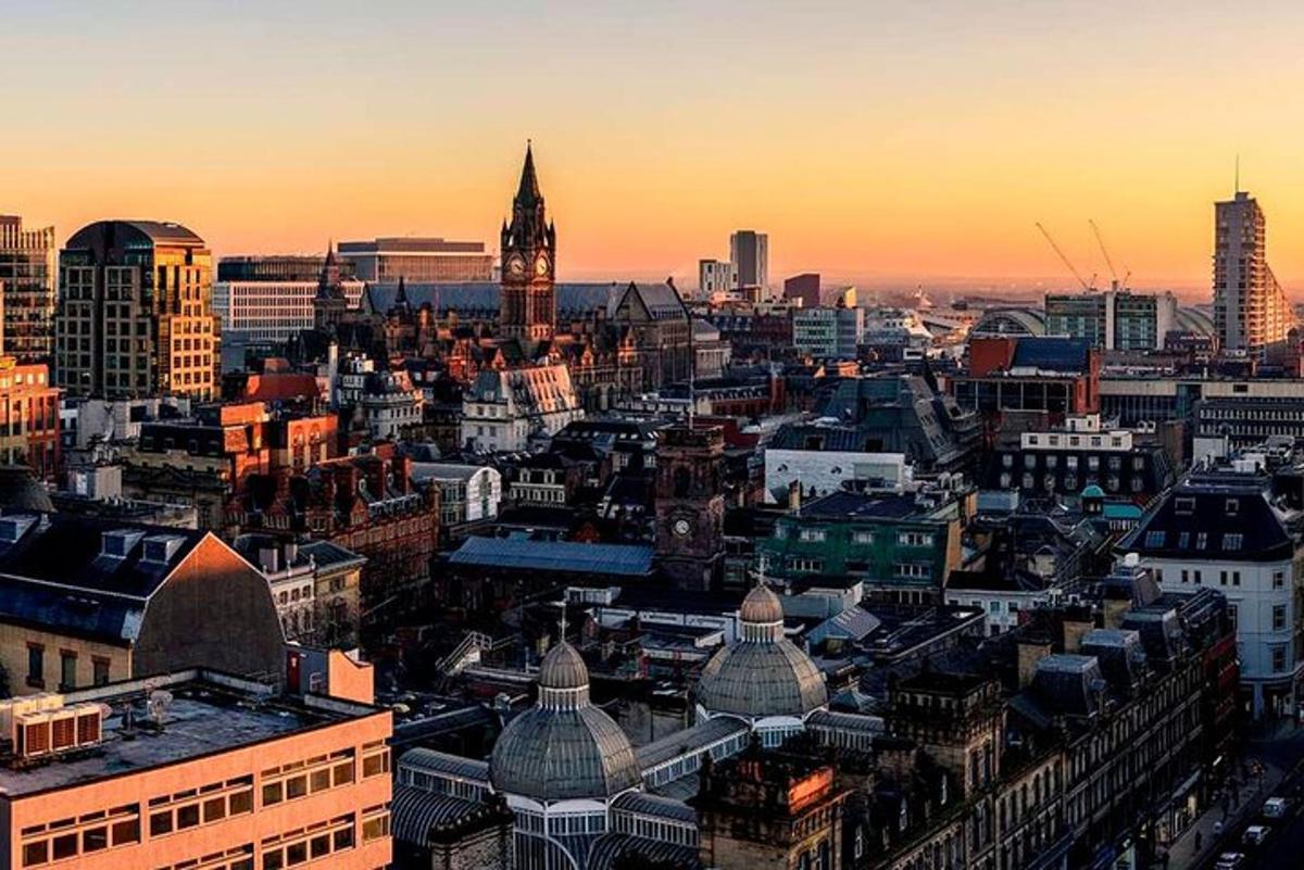 una vista aerea di una città al tramonto