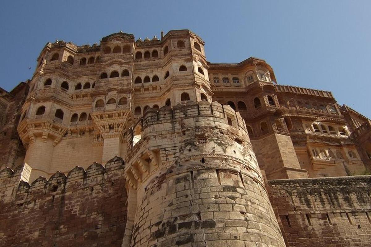 un grande edificio con una torre di fronte