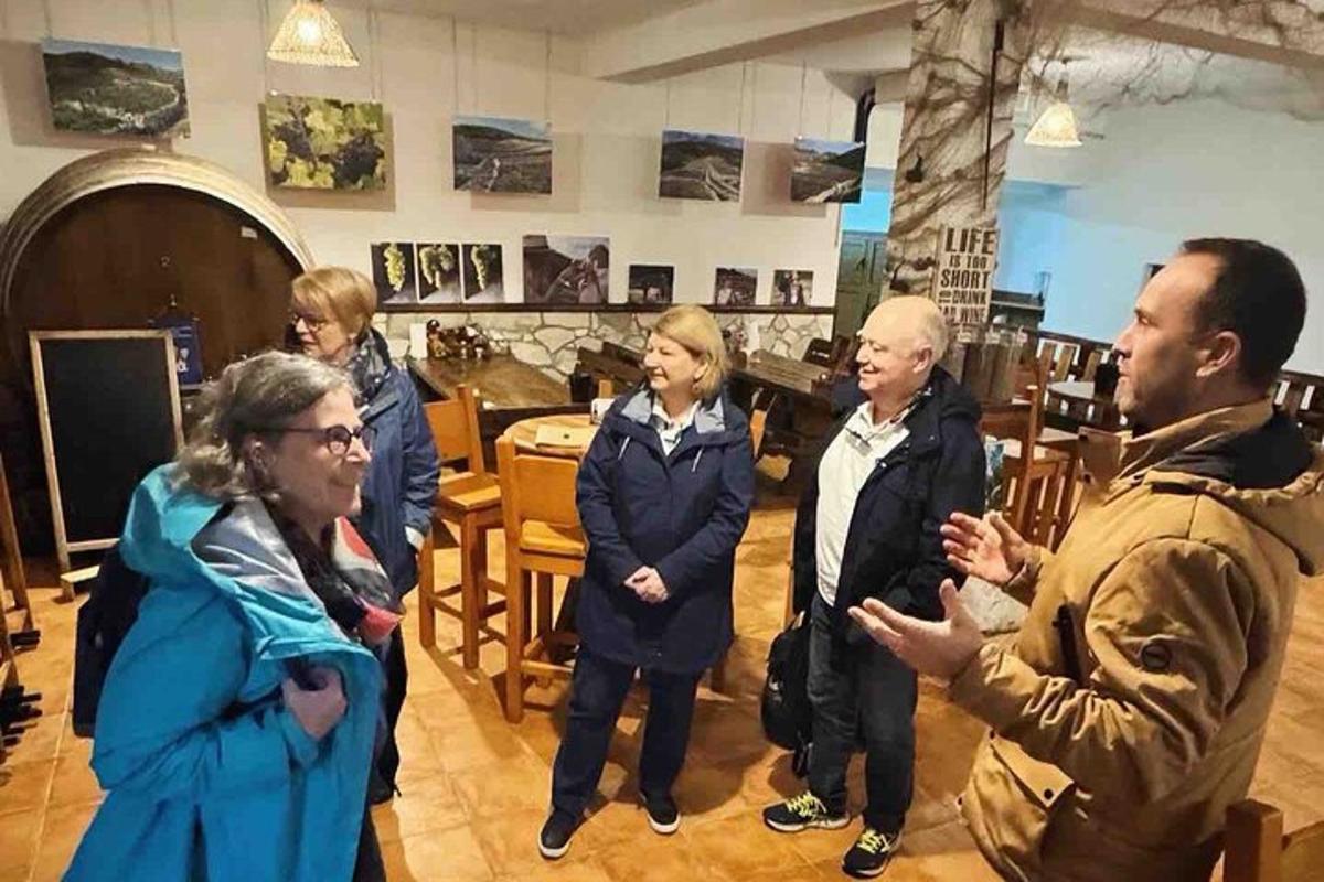 група људи који стоје у соби