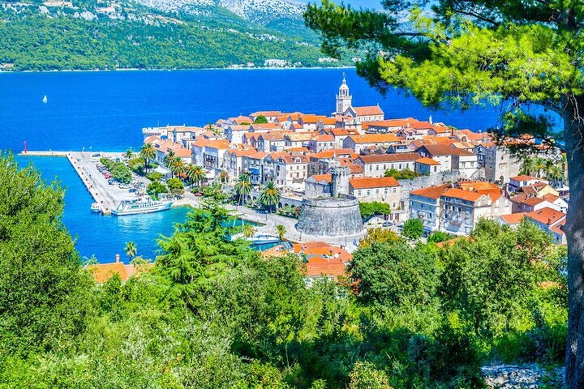 una città sulla riva di uno specchio d'acqua