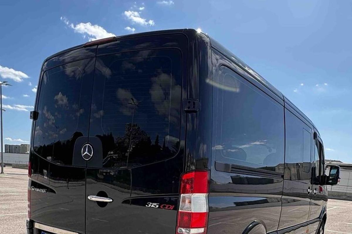 sebuah bas hitam diletakkan di tempat letak kereta
