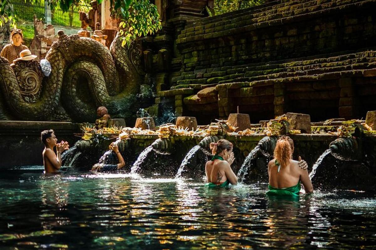un gruppo di persone nell'acqua di una fontana