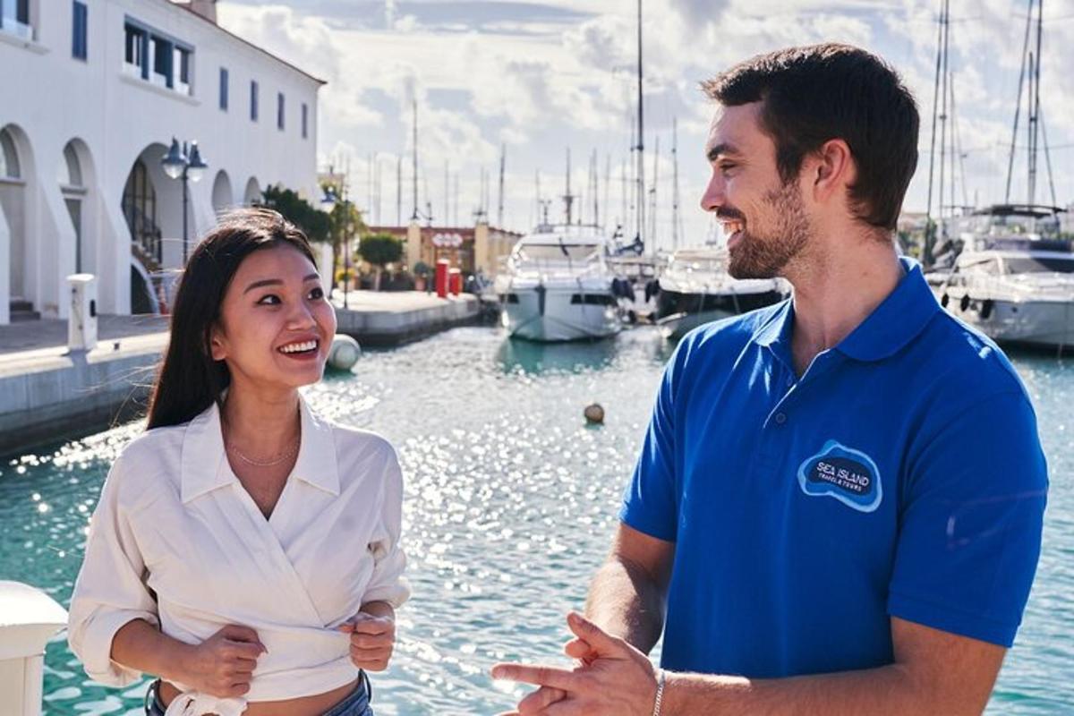 en mann og en kvinne som står ved siden av en marina