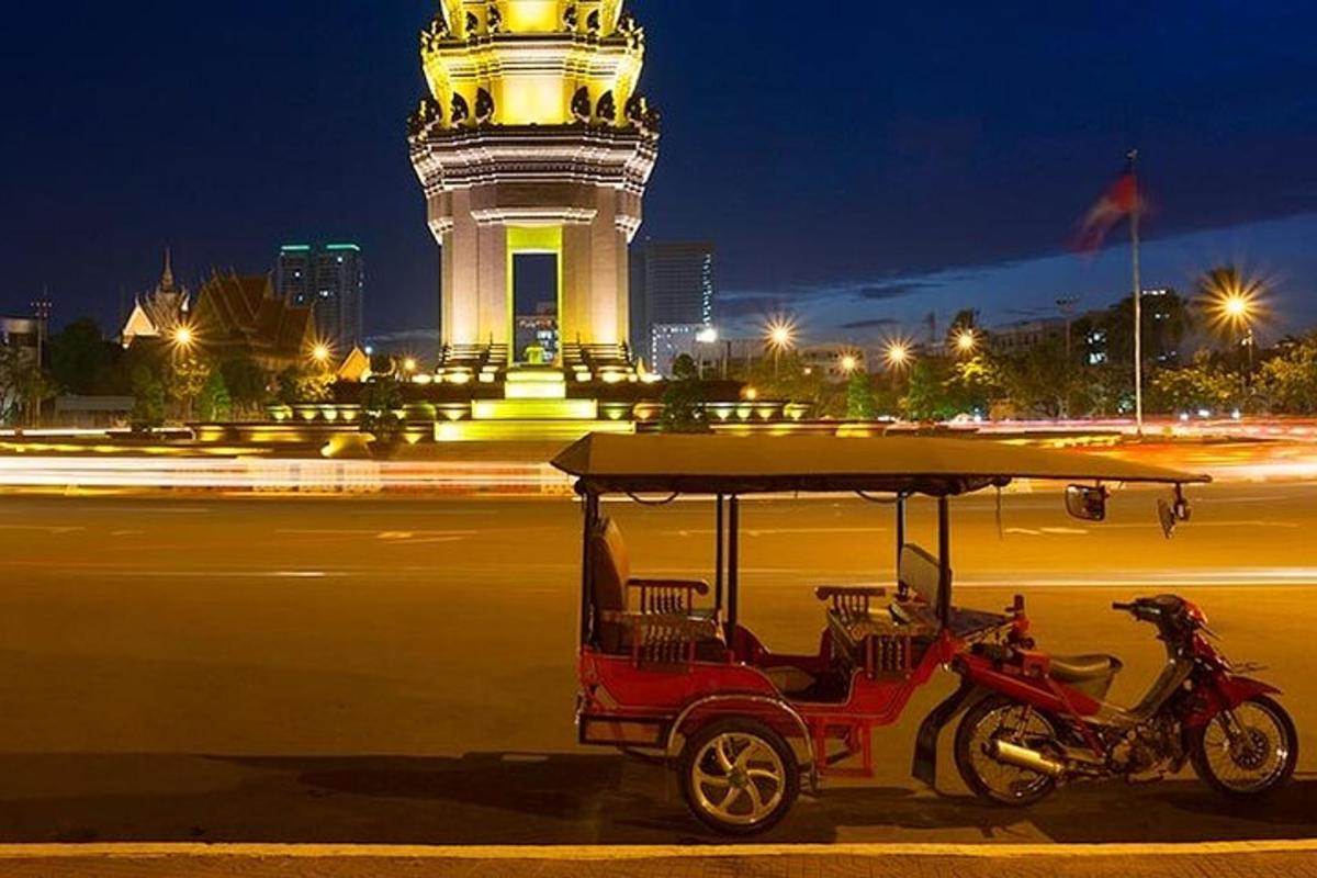 isang golf cart na nakaparada sa harap ng isang tore sa gabi