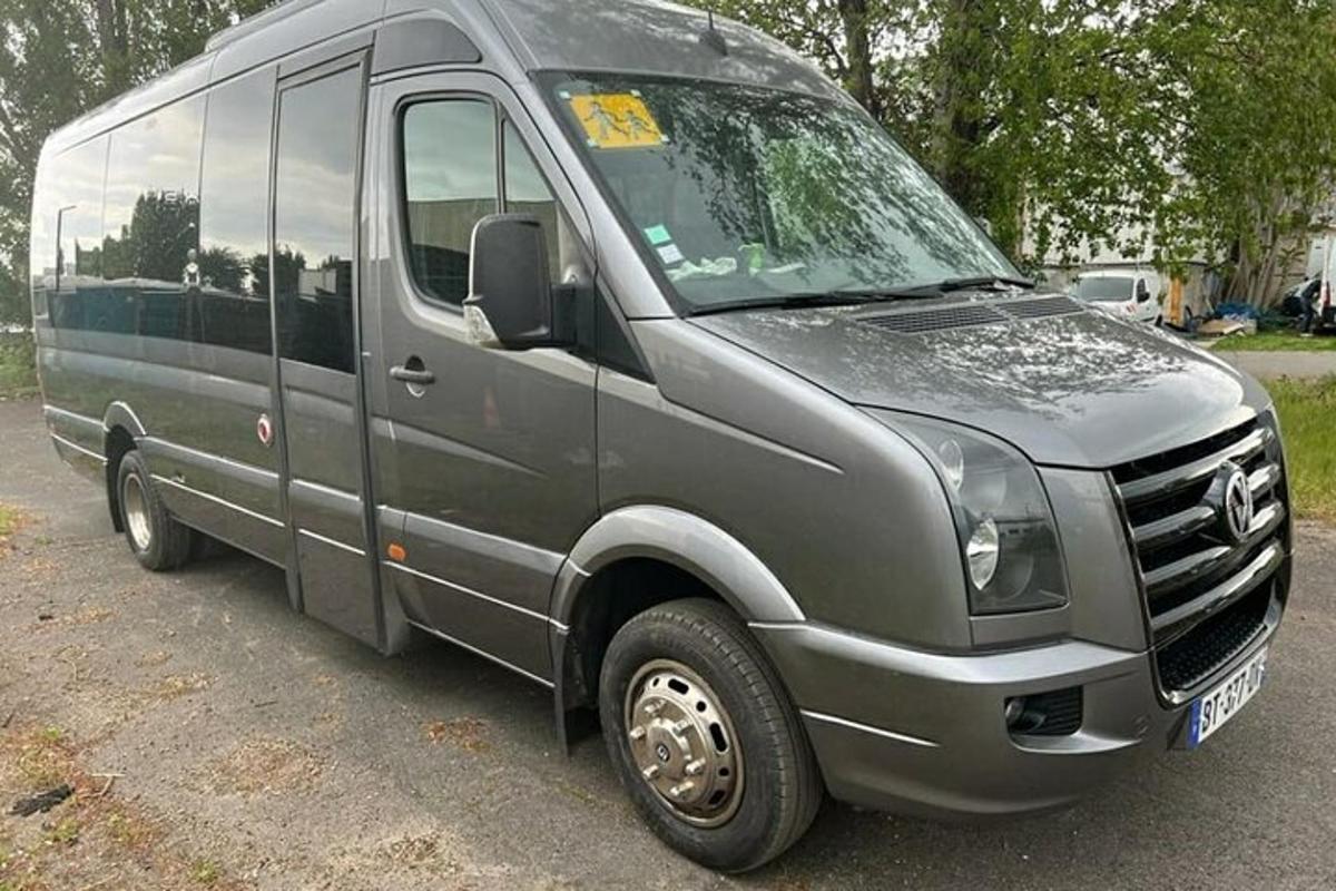 una camioneta gris estacionada en un estacionamiento