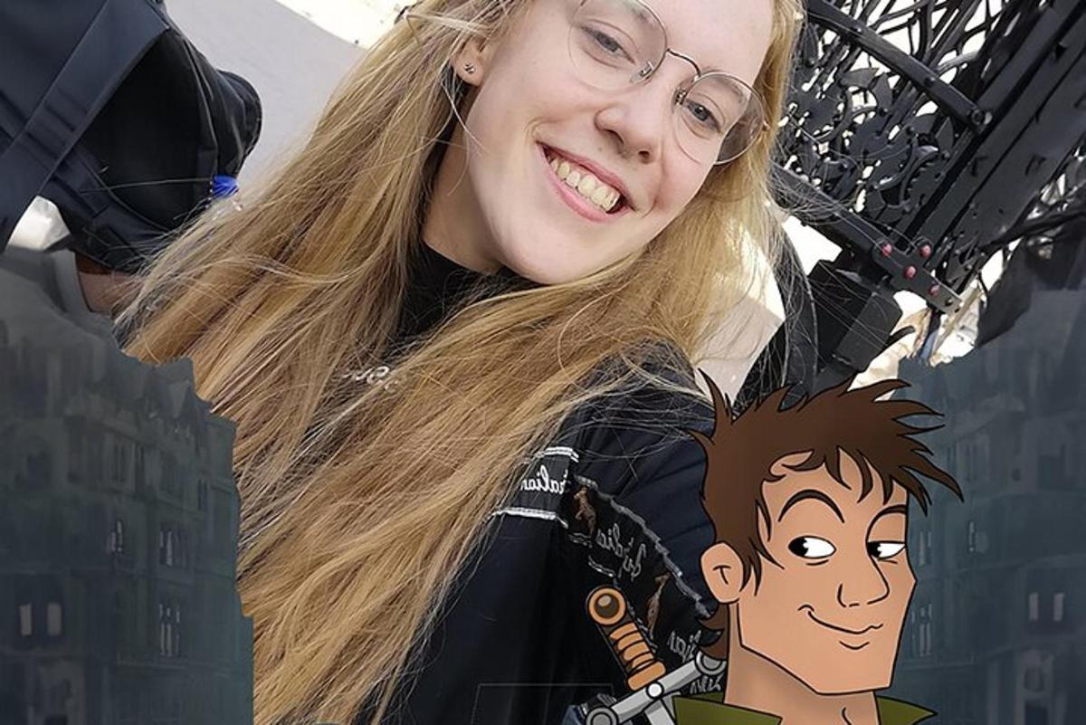 žena s brýlemi a tričkem s kresleným vtipem