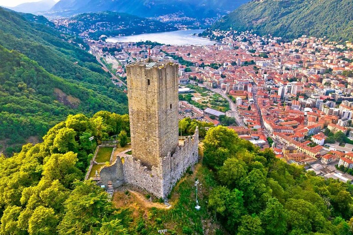 un vecchio castello in cima a una collina con una città