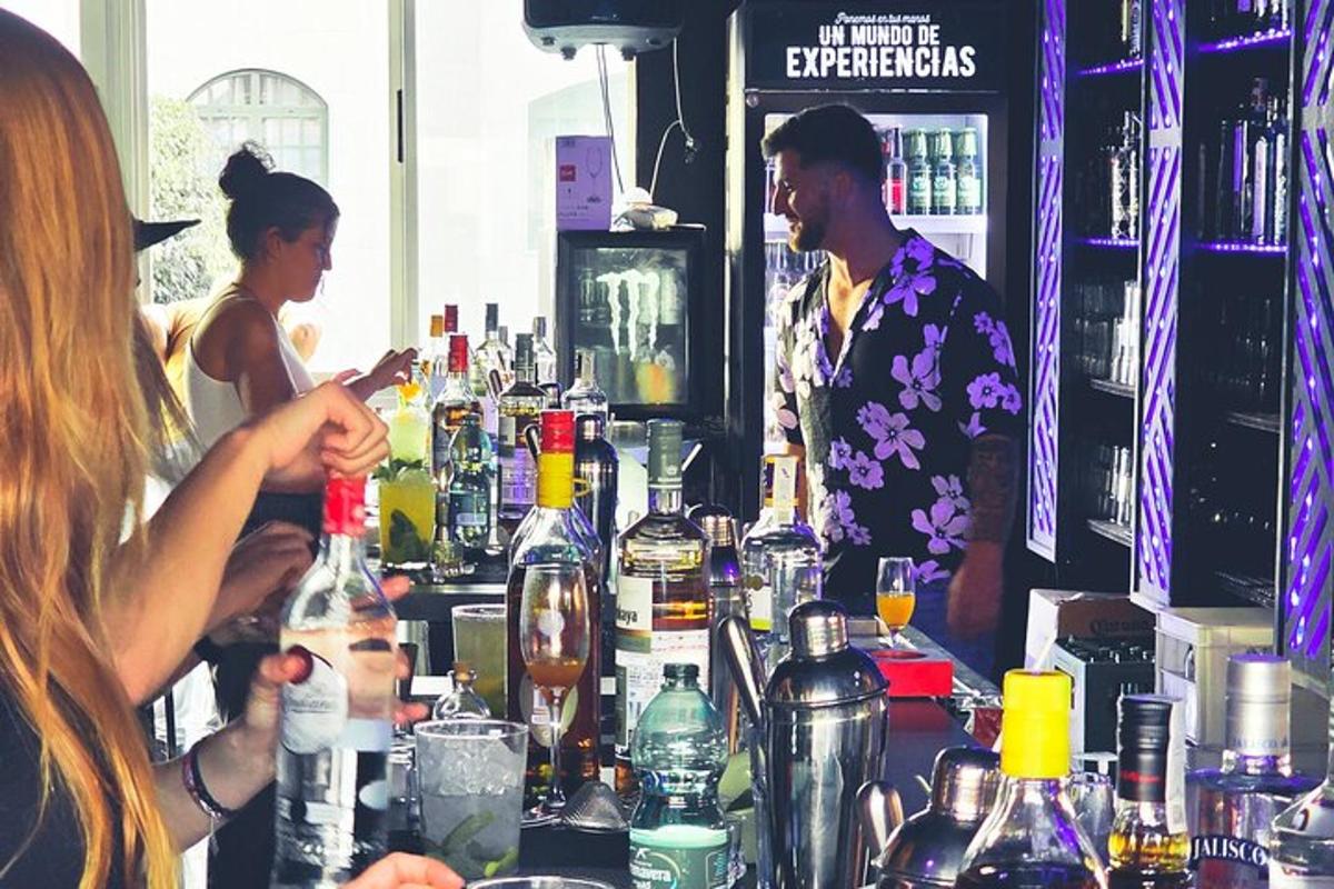 skupina lidí stojících kolem baru s alkoholem