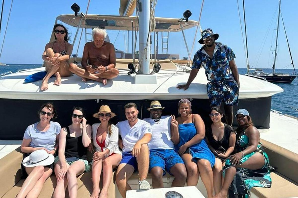 un grupo de personas sentadas en un barco