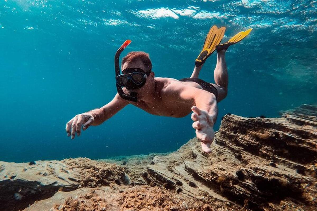 Maður í vatninu með snorkel og áre