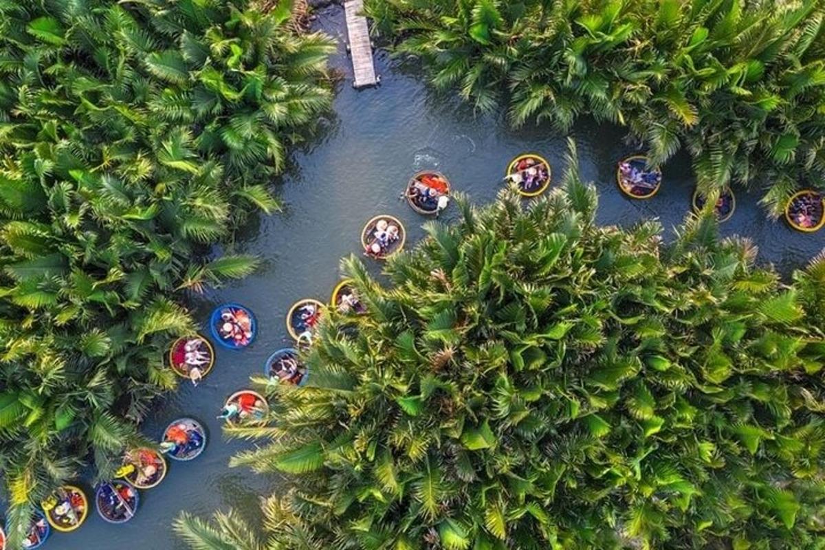 uma vista aérea de um passeio em um parque temático