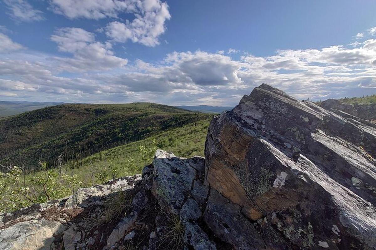 una grande roccia posta in cima a una montagna