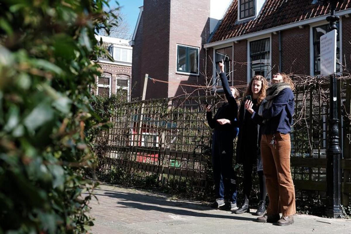 un gruppo di persone in piedi davanti a una recinzione