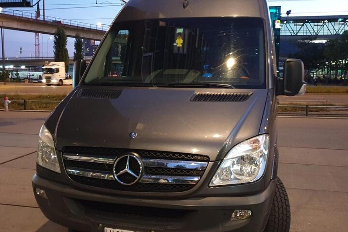 tovornjak mercedes benz parkiran na parkirišču