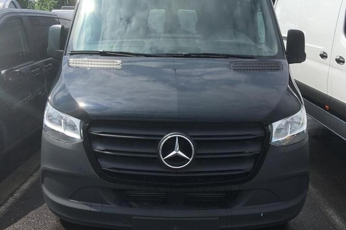 dodávka Mercedes Benz zaparkovaná na parkovišti