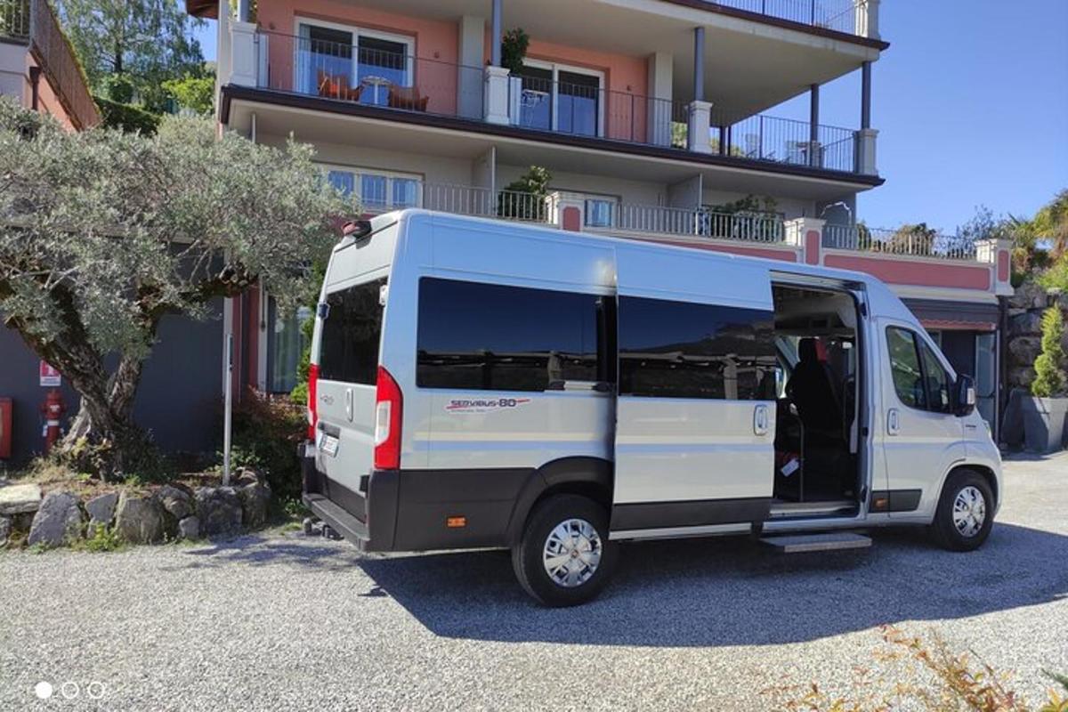 bel kombi parkiran pred stavbo