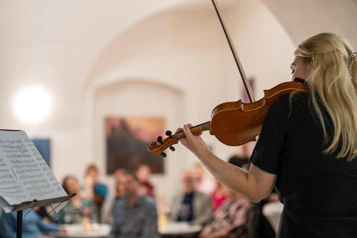 una donna che suona il violino in una stanza