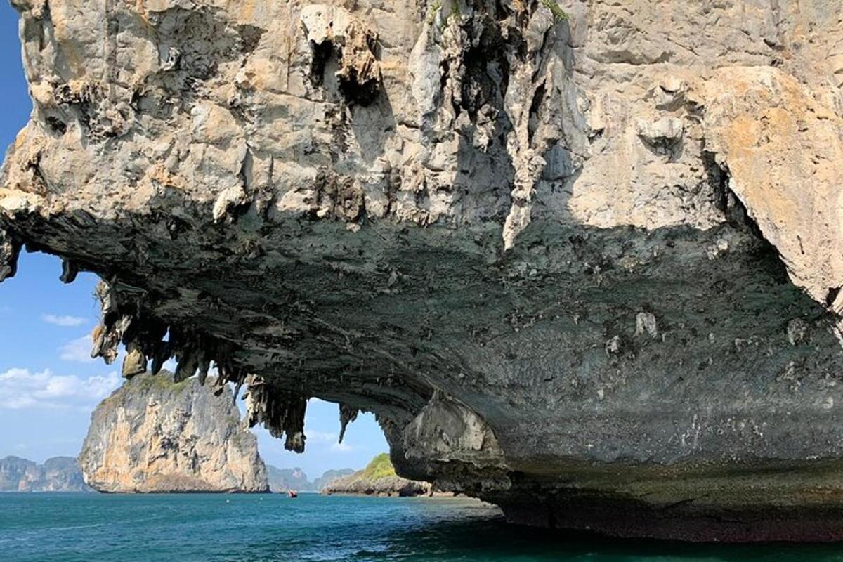 скельне утворення в океані з водою